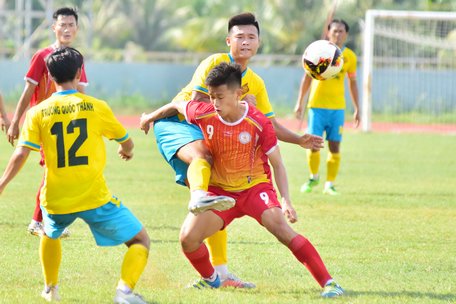  Đình Trường (8- XSKT Vĩnh Long, áo vàng) trước Duy Liên (9- Bình Thuận).