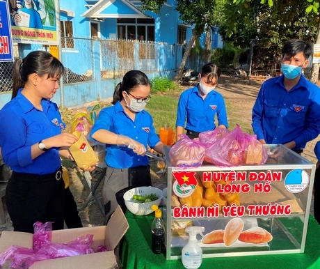 Bạn trẻ chuẩn bị bánh mì tặng những người lao động nghèo.