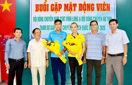 Lãnh đạo ngành thể dục thể thao, nhà tài trợ tặng hoa thay lời động viên 2 đội bóng trước khi lên đường tham dự giải.