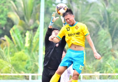 Tiến Anh (13- XSKT Vĩnh Long, áo vàng) trước TM Phước Đức (25- Trẻ TP Hồ Chí Minh).