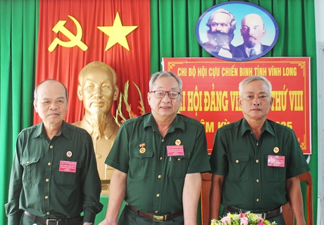Cấp ủy khóa mới ra mắt và nhận nhiệm vụ.