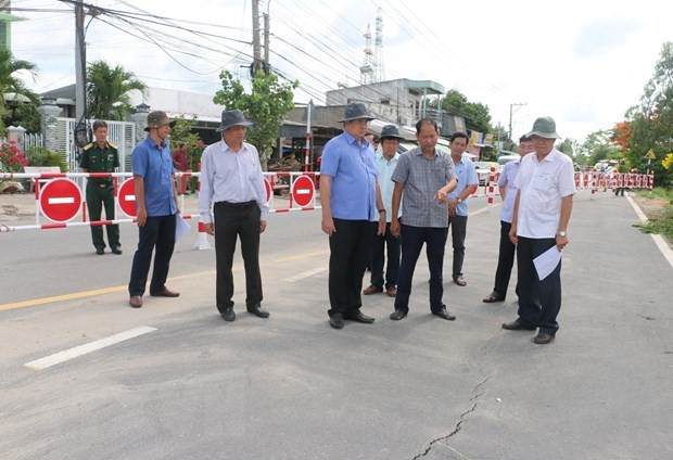 Chủ tịch Ủy ban Nhân dân tỉnh An Giang Nguyễn Thanh Bình cùng đoàn công tác khảo sát thực tế khu vực xuất hiện các vết rạn nứt, nguy cơ sạt lở Quốc lộ 91, đoạn qua ấp Bình Tân, xã Bình Mỹ, huyện Châu Phú. (Ảnh: Công Mạo/TTXVN)