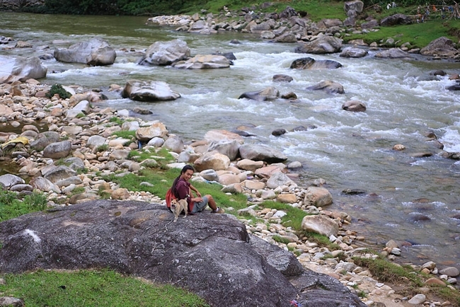 Du khách có thể dành cả ngày để đi trekking (hình thức đi bộ đường dài trên nhiều bề mặt địa hình) dọc dòng suối Mường Hoa...