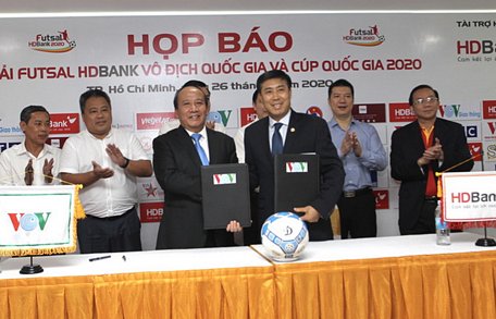 Buổi họp báo và lễ ký kết nhà tài trợ Giải Futsal VĐQG 2020 hôm 26/5.