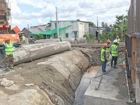 Công nhân, người lao động được trang bị dụng cụ bảo hộ lao động.