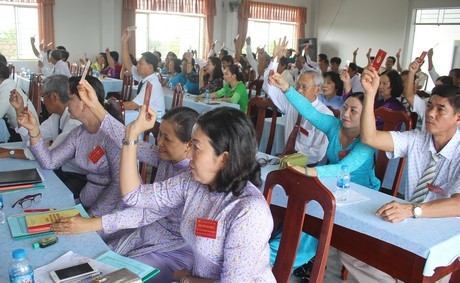 Đại biểu biểu quyết thông qua các chỉ tiêu chủ yếu.