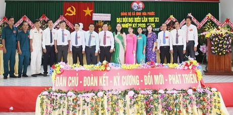 Cấp ủy khóa mới ra mắt và nhận nhiệm vụ.