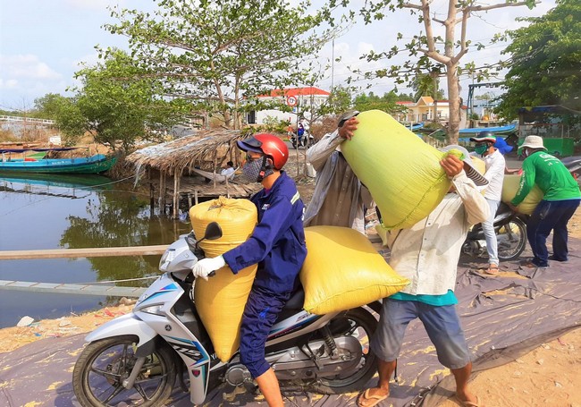 Những người làm nghề tập hợp thành nhóm để thuận tiện cho công việc. Đây là việc làm mang tính chất thời vụ nên đa số người tham gia là nông dân địa phương.