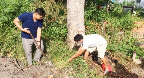 Chi hội Nông dân ấp Long Khánh và Ban vận động ấp ra quân dọn dẹp làm đẹp cảnh quan.