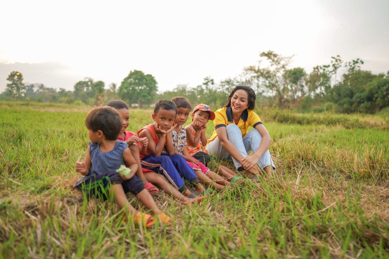 “Mỗi năm thuốc lá giết chết hơn 8 triệu người. Đây là một trong những mối đe dọa sức khỏe cộng đồng lớn nhất thế giới. Hen rất vinh dự được đồng hành cùng dự án #TobaccoExposed của WHO nhân ngày Thế giới nói không với thuốc lá. Cả nhà hãy cùng Hen lên tiếng, hãy nói không với thuốc lá, vì sức khoẻ của chính mình, của người thân và cộng đồng!” – Hoa hậu H’Hen Niê chia sẻ.