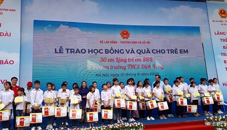 Tặng quà cho trẻ em có hoàn cảnh khó khăn tại lễ phát động.