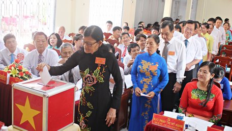 Đại biểu bỏ phiếu tín nhiệm chức danh bí thư.