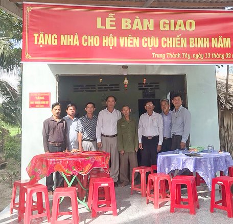 Căn nhà đồng đội ấm áp được đồng chí Trần Xuân Thiện (thứ tư từ trái qua) vận động trao tặng.