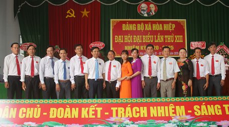 Lãnh đạo Huyện ủy Tam Bình chụp ảnh lưu niệm cùng đoàn đại biểu dự đại hội cấp trên.