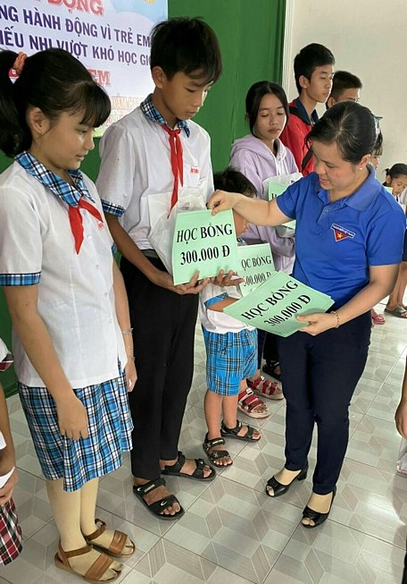 Trao học bổng cho thiếu nhi tiêu biểu vượt khó học giỏi