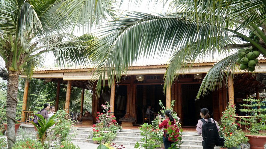 Các homestay có kiến trúc truyền thống Nam Bộ thu hút du khách đến tham quan hoặc cùng sinh hoạt với người dân địa phương.