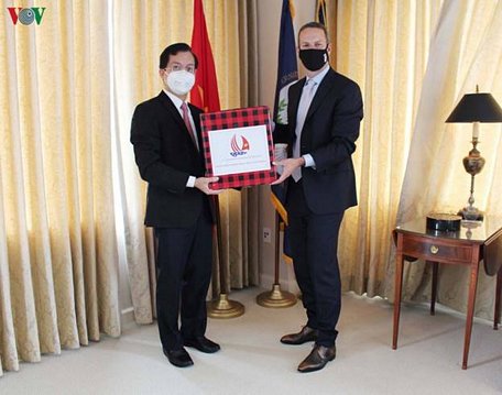 Đại sứ Hà Kim Ngọc trao tặng khẩu trang cho Giám đốc điều hành DFC, Adam Boehler.