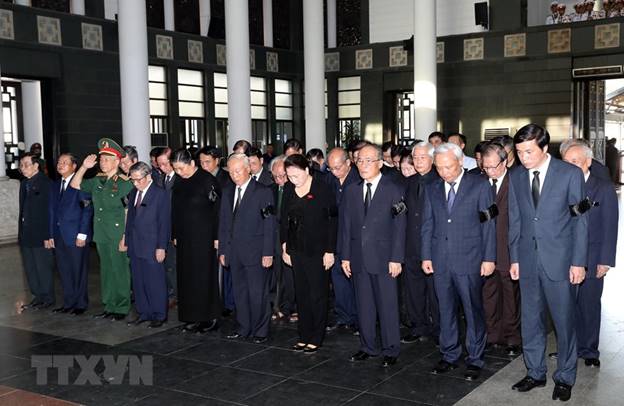  Chủ tịch Quốc hội Nguyễn Thị Kim Ngân dẫn đầu đoàn Ủy ban Thường vụ Quốc hội viếng đồng chí Vũ Mão. (Ảnh: Trọng Đức/TTXVN)