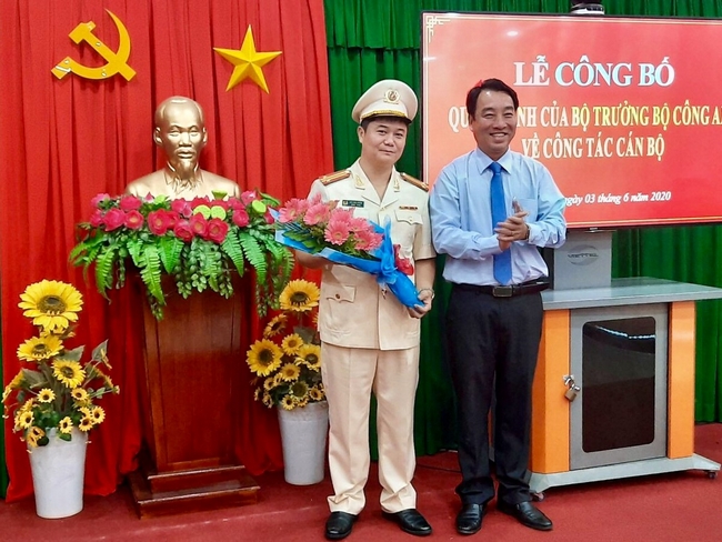 Đồng chí Lữ Quang Ngời- Phó Bí thư Tỉnh ủy, Chủ tịch UBND tỉnh- tặng hoa chúc mừng Trung tá Ngô Đức Thắng nhận nhiệm vụ mới.