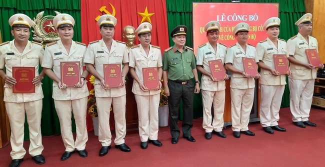 Đại tá Đoàn Minh Lý- Ủy viên Thường vụ Tỉnh ủy, Giám đốc Công an tỉnh trao quyết định điều động, bổ nhiệm lãnh đạo các đơn vị nghiệp vụ, công an cấp huyện.