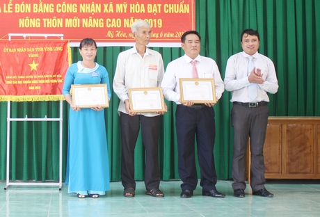 Ông Nguyễn Thanh Cần- Chủ tịch UBND thị xã tặng giấy khen và biểu dương các tập thể, cá nhân, hộ gia đình có nhiều thành tích trong phong trào thi đua xây dựng NTM 2019.