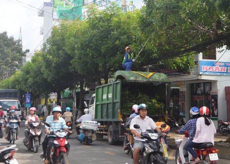 Ngành chức năng Vĩnh Long thường xuyên thu gom rác thải, bảo vệ môi trường.