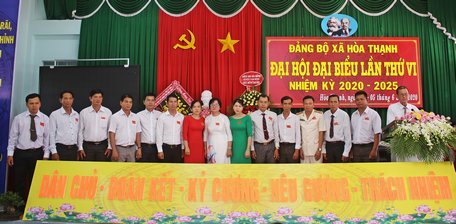 Cấp ủy khóa mới ra mắt và nhận nhiệm vụ.