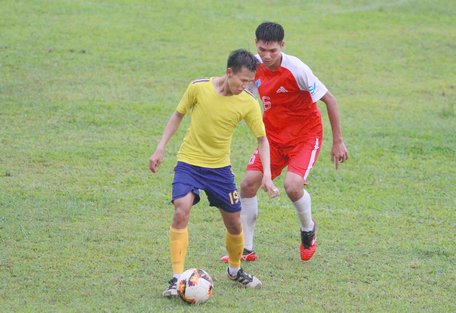 Pha tranh bóng trong trận Trẻ Vĩnh Long (áo vàng) hòa SV Trường ĐH Cần Thơ 0-0.