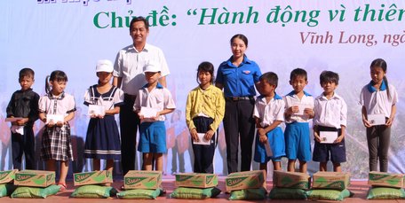 Tặng quà cho học sinh có hoàn cảnh khó khăn