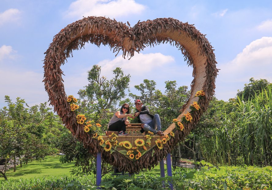 Chong chóng “khổng lồ” và nhiều “ khung ảnh” vừa hiện đại, pha lẫn chút cổ kính, sang trọng cũng được nhiều bạn trẻ yêu thích.