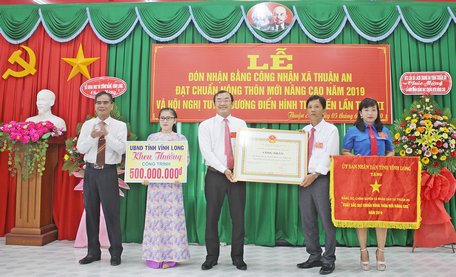 Ông Lê Quang Trung- Ủy viên Thường vụ Tỉnh ủy, Phó Chủ tịch Thường trực UBND tỉnh trao tặng cờ thi đua cấp tỉnh, bằng công nhận đạt chuẩn NTM nâng cao và khen thưởng công trình phúc lợi trị giá 500 triệu đồng cho xã Thuận An.