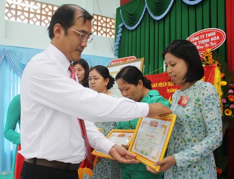 Đồng chí Nguyễn Văn Xinh- Bí thư Đảng ủy xã trao giấy khen cho các cá nhân xuất sắc trong phong trào thi đua yêu nước giai đoạn 2015- 2020.