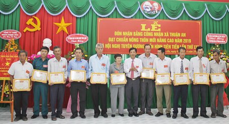 Ông Bùi Văn Hiếu- Chủ tịch UBND xã trao tặng giấy khen cho các cá nhân xuất sắc trong phong trào thi đua yêu nước giai đoạn 2015- 2020. 