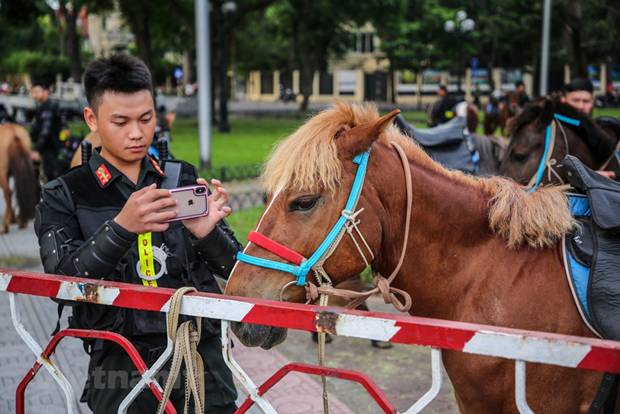  Đây là một trong những hoạt động nằm trong chương trình, kế hoạch được Bộ Tư lệnh Cảnh sát Cơ động chuẩn bị từ nhiều ngày; tổ chức Khối Cảnh sát cơ động Kỵ binh diễu hành, báo cáo kết quả trước đại biểu Quốc hội tại Kỳ họp thứ 9, Quốc hội khóa XIV. (Ảnh: Minh Sơn/Vietnam+)