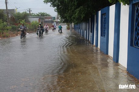 Đường Phạm Ngũ Lão (phường Phước Mỹ, TP Phan Rang - Tháp Chàm) bị ngập nước sau cơn mưa chiều 7/6 - Ảnh: MINH TRÂN