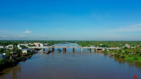 Cầu Tân An nhìn từ xa như cánh diều bay giữa Đồng Tháp Mười. 