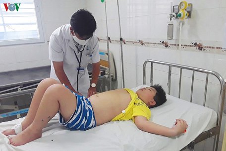 Bệnh nhi 8 tuổi, mắc sốt xuất huyết nặng đã qua khỏi cơn nguy kịch.