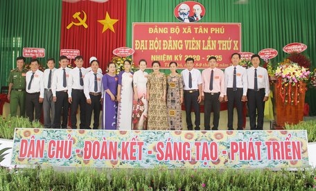 Cấp ủy khóa mới ra mắt và nhận nhiệm vụ. 