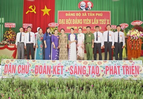 Đại biểu dự đại hội cấp trên ra mắt, hứa hẹn.