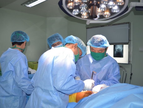 Bệnh viện phẫu thuật thay khớp háng thành công cho cụ bà 103 tuổi, lão suy, có nhiều bệnh nội khoa kết hợp.