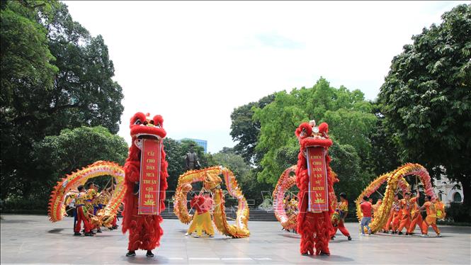 Hà Nội tăng cường hoạt động biểu diễn nghệ thuật phục vụ du khách tại không gian đi bộ hồ Hoàn Kiếm.