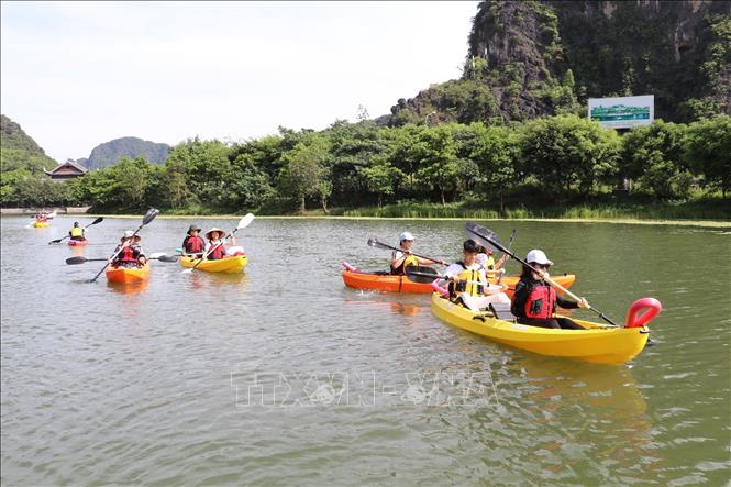 Khách du lịch đến Tràng An (Ninh Bình) sẽ được trải nghiệm sản phẩm mới, chèo thuyền kayak.