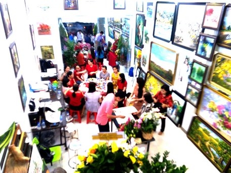 Không gian tầng trệt Công ty TNHH MTV Mỹ thuật và Tổ chức sự kiện Art Gallery Minh Nhựt, trên đường Lưu Văn Liệt (Phường 2- TP Vĩnh Long) trong ngày khai trương.