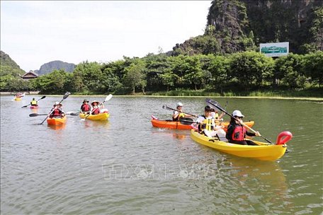  Du khách trải nghiệm chèo thuyền kayak.