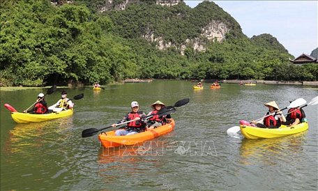  Du khách trải nghiệm mới tại Tràng An. 