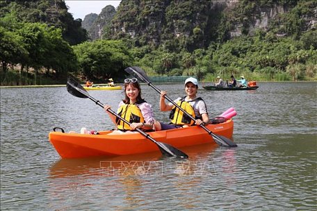  Du khách trải nghiệm chèo thuyền kayak.