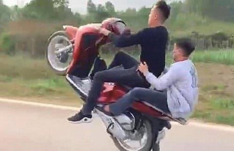 Hình ảnh nam thanh niên bốc đầu xe đăng tải lên mạng. 