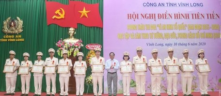 Phó Chủ tịch UBND tỉnh- Trần Hoàng Tựu tặng bằng khen các cá nhân và tập thể đạt thành tích xuất sắc trong thực hiện phong trào thi đua “Vì an ninh Tổ quốc”.