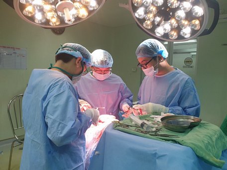 Các bác sĩ phuật thuật vi phẫu bóc tách khối u màng mão khổng lồ của bệnh nhân.