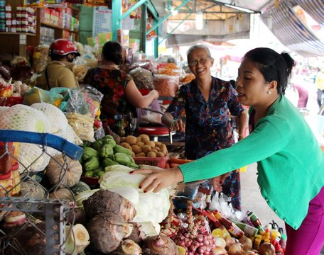 Để tồn tại, tiểu thương cần thực hiện cuộc “cách mạng” văn hóa kinh doanh.